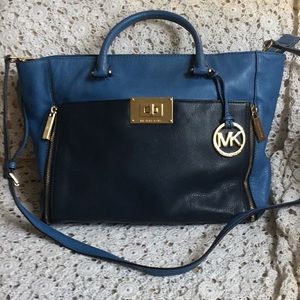 MICHAEL KORS  leather purse w/shoulder strap